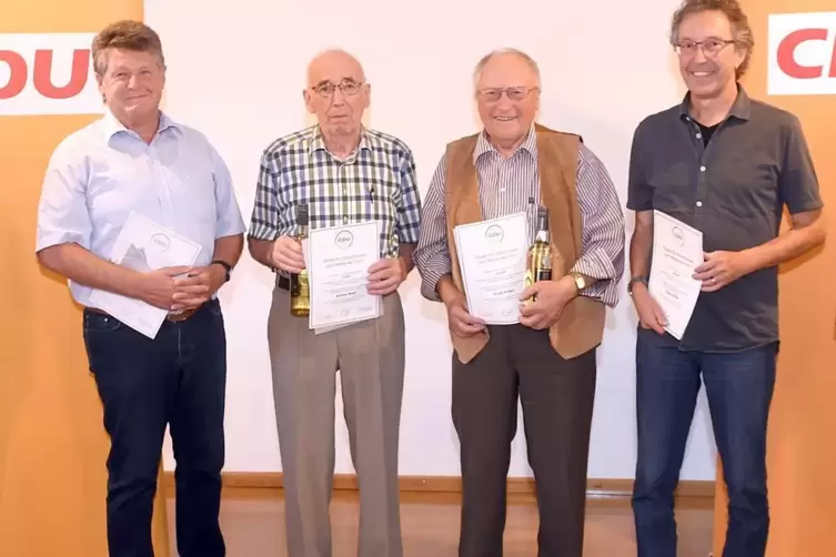 Ehrungen bei der CDU Göllheim. Von links: Dieter Hartmüller (40 Jahre), Alfons Wolf (55 Jahre), Erich Vollet (65 Jahre) und Elma