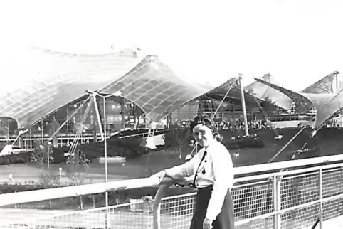 Margarete Frank vor dem Olympiastadion. 