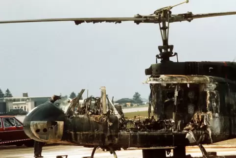 Bild der Zerstörung: In diesem Hubschrauber des Bundesgrenzschutzes starben auf dem Militärflugplatz Fürstenfeldbruck mehrere is