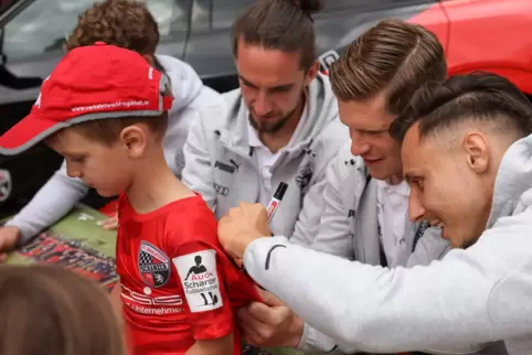 Der Familienmensch: Denis Linsmayer (Zweiter von rechts) unterschreibt mit seinen Ingolstadter Kollegen Dominik Franke und Valmi