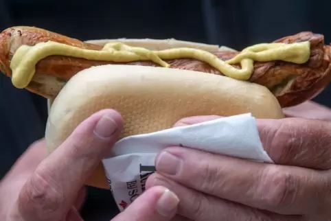 Der DFB schlägt vor, beim Fußball nicht nur die klassische Bratwurst, sondern auch vegane und vegetarische Produkte anzubieten.