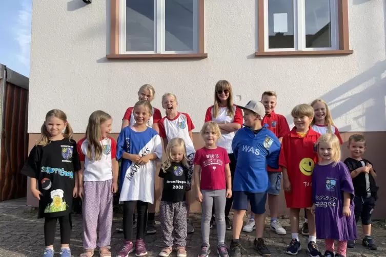 Aktuell gibt es viele Kinder in Krähenberg. Sie dürfen schon mal die Kerwe-T-Shirts tragen.