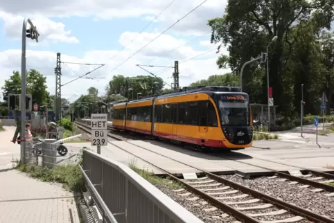 Die Stadtbahn auf dem Weg von Germersheim nach Wörth. 