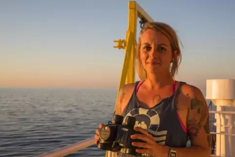 Pia Klemp 2019 auf dem Meer. 