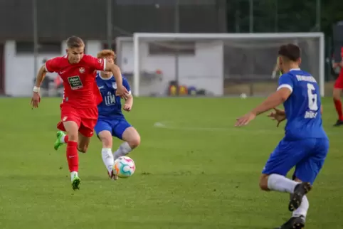 Marco Müller vom FCK auf dem Weg zum 1:0.