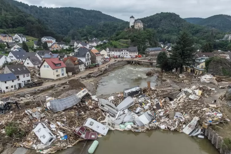 Altenahr-Kreuzberg: Meterhoch t&uuml;rmen sich wenige Tage nach der Flutkatastrophe die Tr&uuml;mmer entlang der Ahr. 