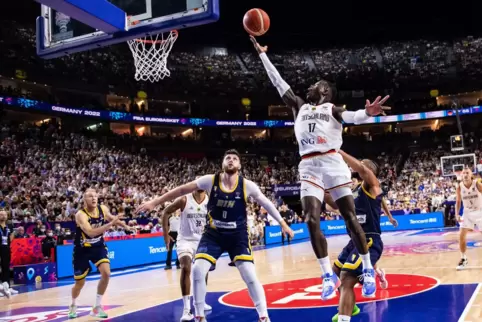 Deutschlands Kapitän, Dennis Schröder (Mitte), trifft gegen Bosnien-Herzegowina. Insgesamt erzielte er 18 Punkte.