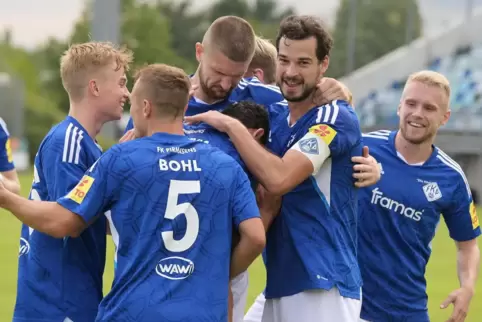 Siebenmal jubelt der FKPDem Schützen zum 1:0, David Becker (2. von rechts), gratulieren (von links) Moritz Theobald, Daniel Bohl