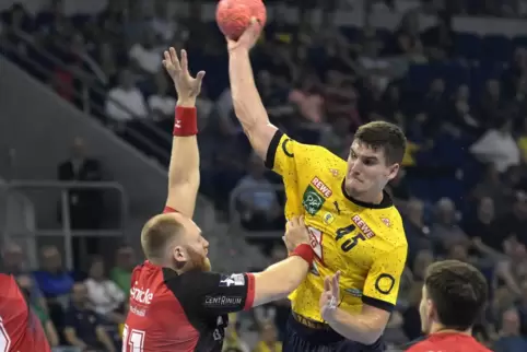 Halil Jaganjac erzielt das Tor zum 12:6 für die Löwen.