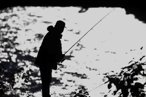 Ein Angler ist mit anderen am Bootsanleger in waldsee in Streit geraten. 