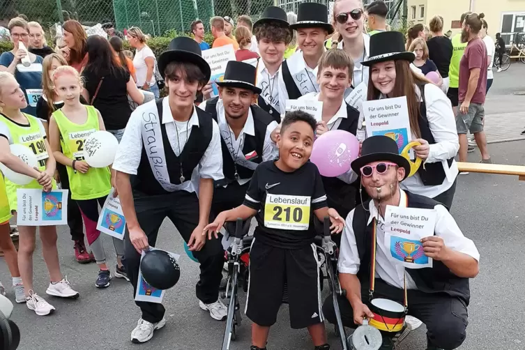 Leopold Stöbener-Klein posiert mit seinem Fanclub, den Hauensteiner „Straußleid“.