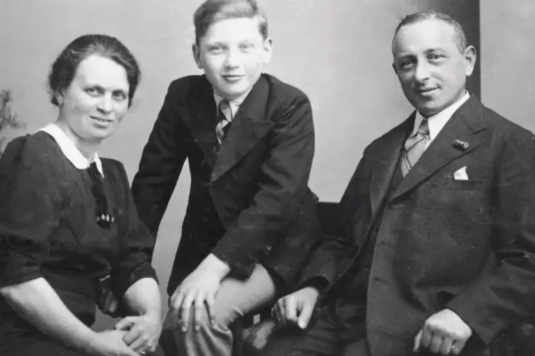 Foto von 1938: Selma und Maximilian Adler mit Sohn Eduard.