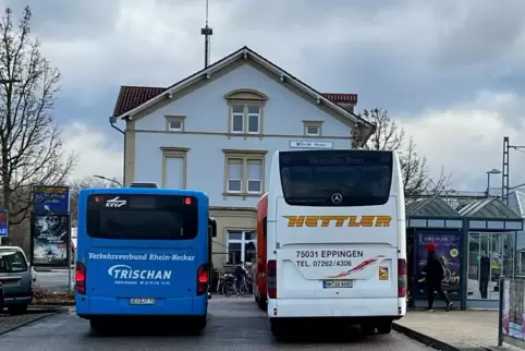 Am Bahnhof Wörth wird wieder der Schienenersatzverkehr bereit stehen. 
