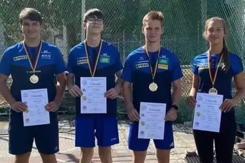 Vier Goldmedaillen, vier Siegerurkunden (von links): Gianluca Oliveri, Emil Stegmann, Paul Stegmann und Annika Opp vom LAZ.