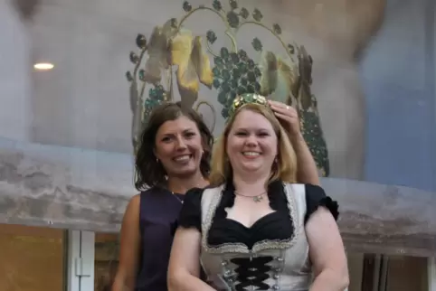 Svenja Hick (links) übergibt die Krone der Wachenheimer Weinprinzessin an Jessica Baudisch.