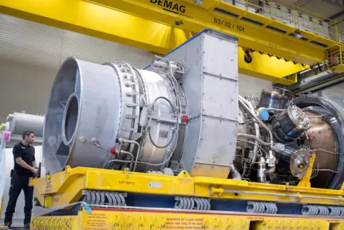 Steht in Mülheim für den Weitertransport nach Russland bereit: eine in Kanada gewartete Turbine für Nord Stream 1. 