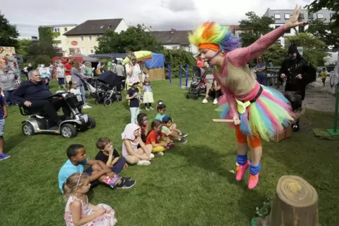 Ein ziemlich bunter Vogel flatterte bei der Talentshow auf dem „Rummel Bummel“ umher.