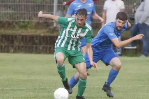 Er lief im Messespiel zu großer Form auf und traf zwei Mal: Max Müller vom FV Kusel (links). Hier im Duell mit Jan Rotermund (FV