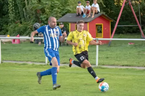 Der Erlenbacher Felix Hoffmann (rechts) im Laufduell mit Michael Graf vom SV Minfeld. Erlenbach gewann. 