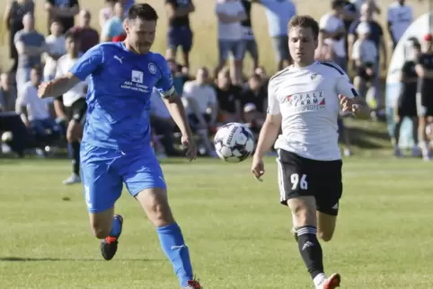 Jonas Krautschneider vom TuS Steinbach (rechts) avancierte gegen den FC Bienwald Kandel mit zwei Treffern zum Matchwinner. 