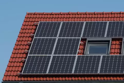 Wenn Fotovoltaikanlagen auf Dächer von Gebäuden installiert werden, welche denkmalgeschützt sind oder sich in einer Denkmalzone 