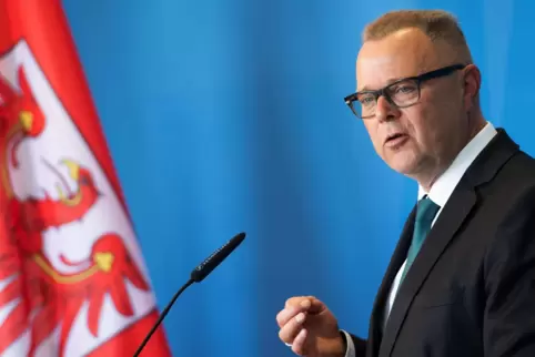 Brandenburgs Innenminister Michael Stübgen will die Beamtenschaft vor Rechtsradikalen schützen.