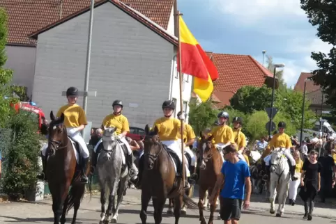 Traditionell wird der Festzug von Reitern angeführt. Statt der Kolpingsfamilie führten beim Jubiläumsfestzug erstmals die Reiter