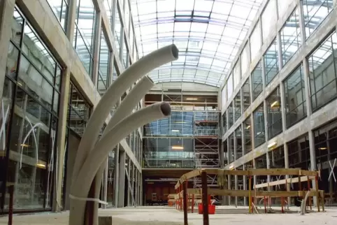 Die Vorhalle ist vorsorglich kurzzeitig abgesperrt worden. 