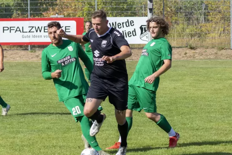 Durchgetankt: Friedelsheims Spielertrainer Nicolas Wrede setzt sich gegen die Gronauer Fabian Wold (links) und Samuel Zieger dur