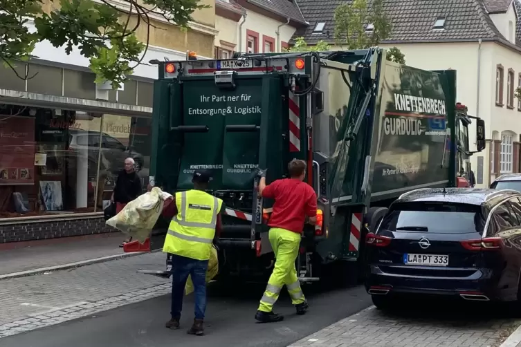 Wormser Straße: Gelbe Säcke werden abgeholt. 