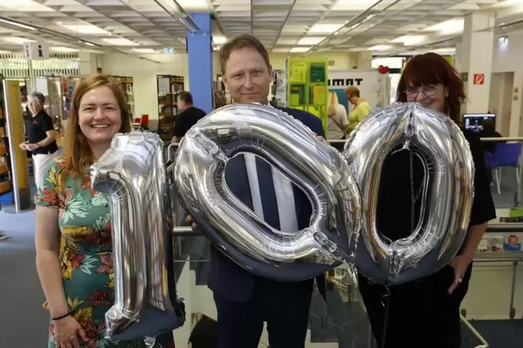100 Jahre Stadtb&uuml;cherei: Leiterin Christine Wieder (links), ihre Stellvertreterin Gabriele K&ouml;lling und Oberb&uuml;rgermeister Martin 