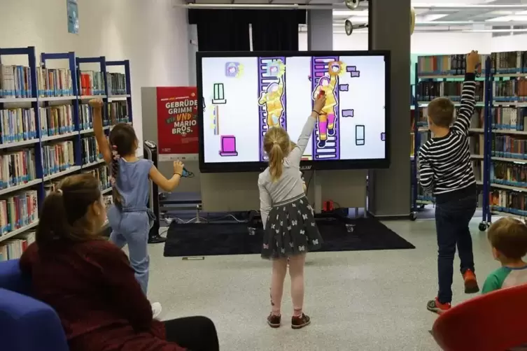 Beim Spiel &bdquo;Just Dance&ldquo; geht es darum, Bewegungen auf dem Bildschirm nachzuahmen. 