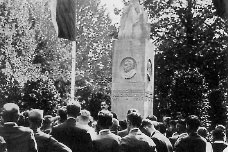 Das Denkmal bei der Einweihung 1932.