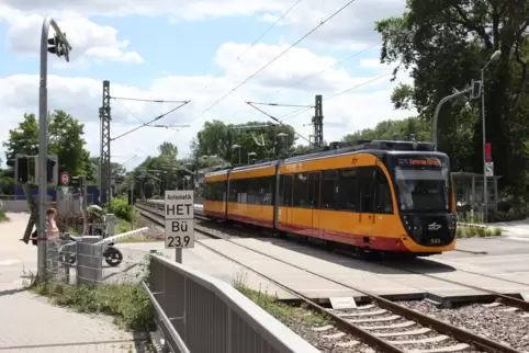 Die Stadtbahn auf dem Weg von Germersheim nach Wörth. 