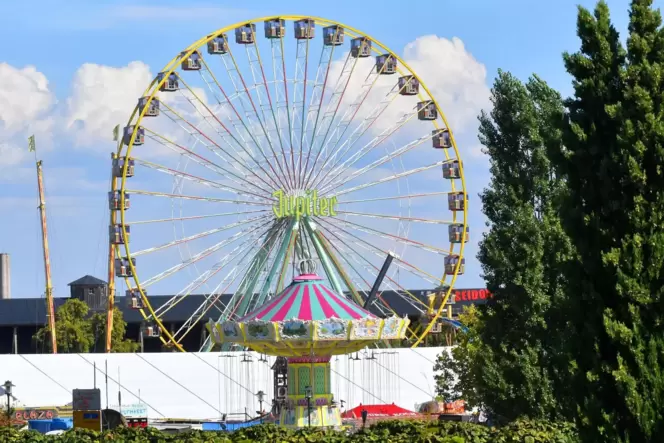 Das Riesenrad – seit Samstag aufgebaut – ist ein populärer Wuma-Treffpunkt. Deshalb ist der Platz davor auch immer voll. Das Riesenrad – seit Samstag aufgebaut – ist ein populärer Wuma-Treffpunkt. Deshalb ist der Platz davor auch immer voll.