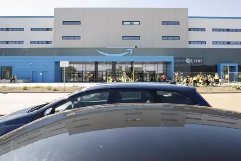 Der Haupteingang zum SCN2-Logistikzentrum von Amazon in Kaiserslautern. Rechts vom Eingang grüßt ein Hecht – das Wappentier von 