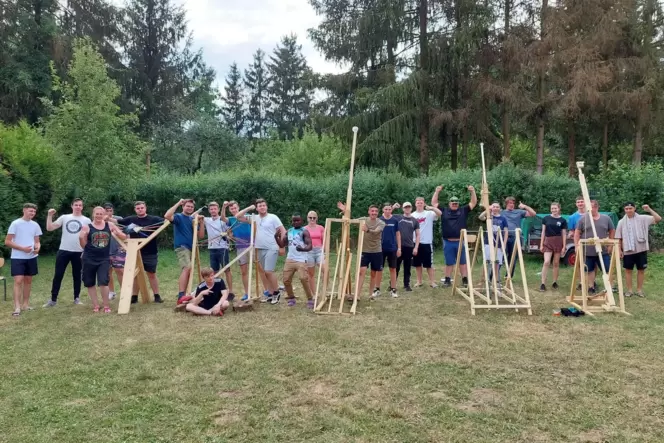 Schon zu Beginn ihrer Lehre haben die Adient-Azubis beim Teambuilding-Event die erste Aufgabe gemeistert: den Bau von Ballwurfma Schon zu Beginn ihrer Lehre haben die Adient-Azubis beim Teambuilding-Event die erste Aufgabe gemeistert: den Bau von Ballwurfma