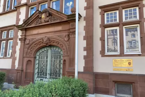 Das denkmalgeschützte Gebäude, in dem die Tom-Mutters-Schule untergebracht ist, platzt nach Darstellung des Kollegiums wegen ste Das denkmalgeschützte Gebäude, in dem die Tom-Mutters-Schule untergebracht ist, platzt nach Darstellung des Kollegiums wegen ste