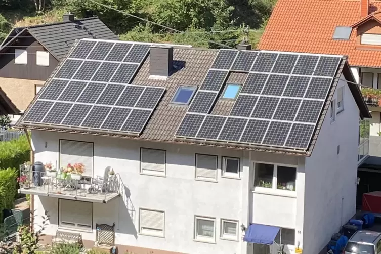 Eine gro&szlig;e Fotovoltaikanlage, verteilt auf beide Dachseiten, ist das Herzst&uuml;ck ihrer Energieerzeugung. 