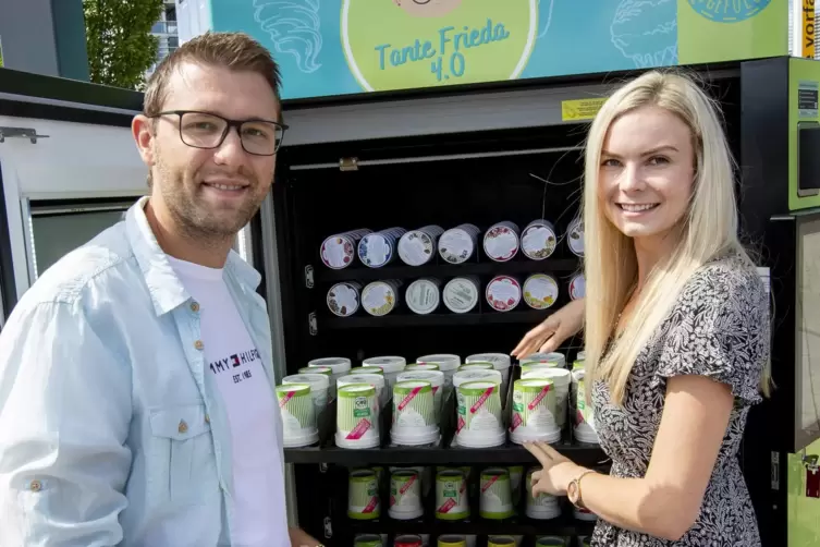 Robin und Christina Bühler sind Geschäftsführer von „Tante Frieda 4.0“ und befüllen hier einen ihrer Eisverkaufsautomaten.