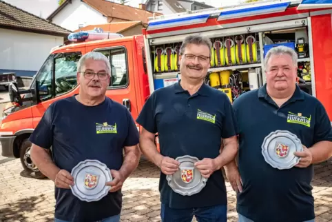 Drei Feuerwehrmänner wurden für ihre 40-jährige Zugehörigkeit in der Feuerwehr Rosenkopf geehrt. Unser Foto zeigt (von links) Ha