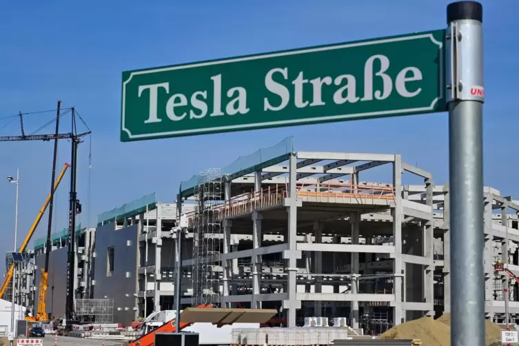 Die Baustelle der Tesla Fabrik Berlin Brandenburg mit dem Rohbau für die künftige Batteriefabrik.