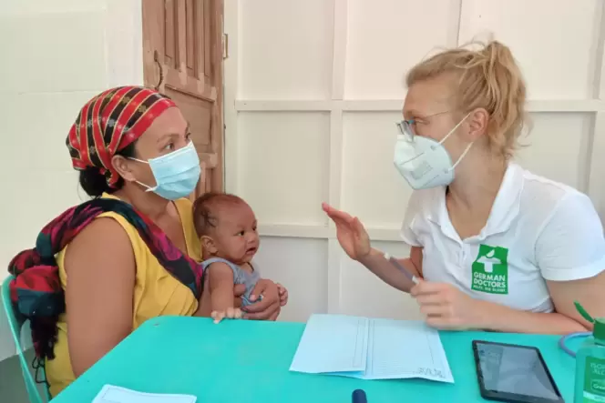 Katharina Hempel im Behandlungsgespräch mit einer Philippina und ihrem Baby.