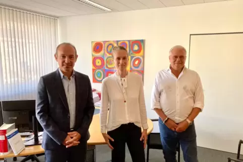 Patrick Parniere (von links) und Anja Koch von der Diro AG besuchten ihr Mitglied Klaus Leinenweber in Pirmasens.