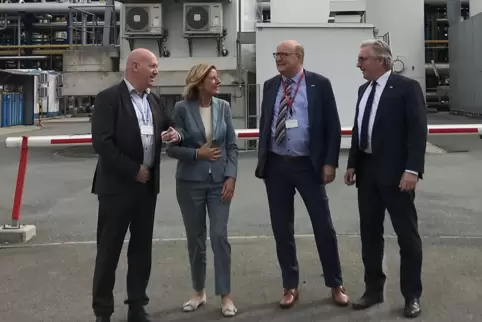 Vor dem BASF-Werk in Antwerpen (von link): Floris Mackor, Commercial Direktor Air Liquide auf dem BASF-Standort, Ministerpräside