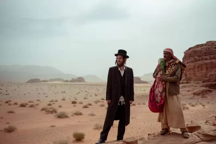 Ben (Luzer Twersky), links) und Adel (Haitham Omar) durchstreifen in „Nicht ganz koscher“ die Wüste Sinai. 