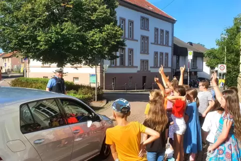 Zum Start des neuen Schuljahres überwacht die Polizei verstärkt den Verkehr vor Schulen. In Heltersberg stellten sich Fahrer, di