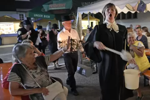 Irgendwann geht auch das schönste Fest zu Ende: Kewepfarrerin Silvia Calles beerdigt die Schauernheimer Kerwe. 