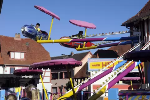 Fahrgeschäfte auf dem Festplatz sorgen beim Dirmsteiner Jahrmarkt – hier ein Bild von 2014 – für Unterhaltung. 