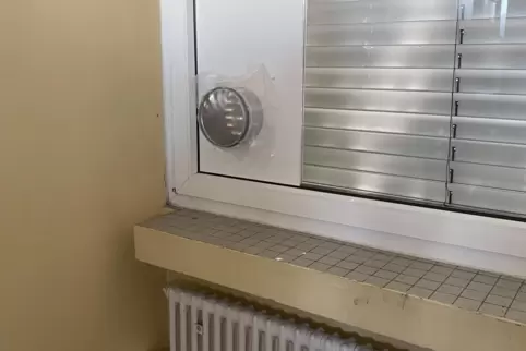 Die in die Fenster-Elemente integrierten Anschlüsse für die raumlufttechnischen Anlagen sind fertig. Erste Geräte sollen im Okto Die in die Fenster-Elemente integrierten Anschlüsse für die raumlufttechnischen Anlagen sind fertig. Erste Geräte sollen im Okto